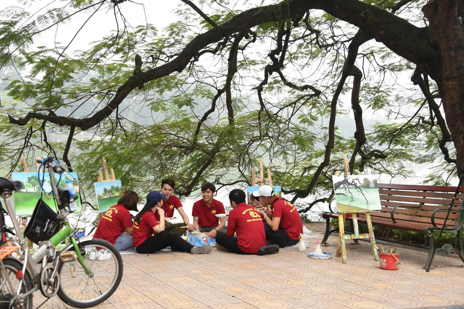 Trải nghiệm vẽ tranh tại bờ hồ Hoàn Kiếm- Hà nội